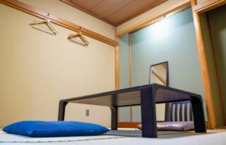 医王寺国宝殿のサムネイル画像